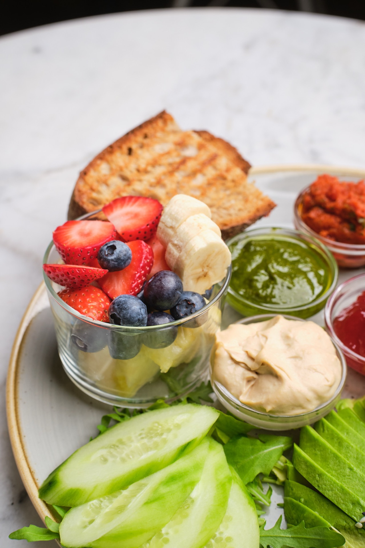Detailaufnahme einer frischen Smoothie Bowl mit Toppings im Café Miro
