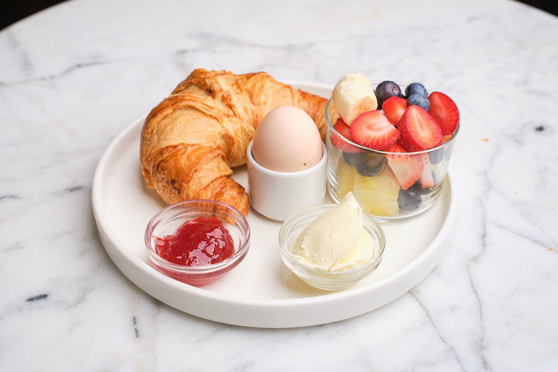 Frisches Butter-Croissant zum französischen Frühstück im Café Miro