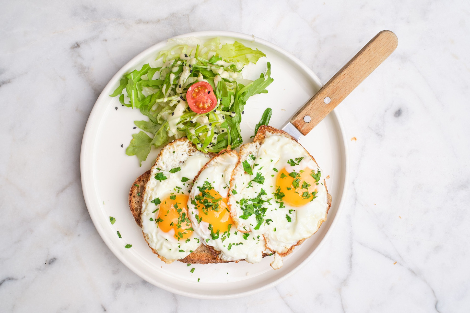Frischer Spinat mit Ei — gesunde Frühstücksoption im Café Miro Berlin