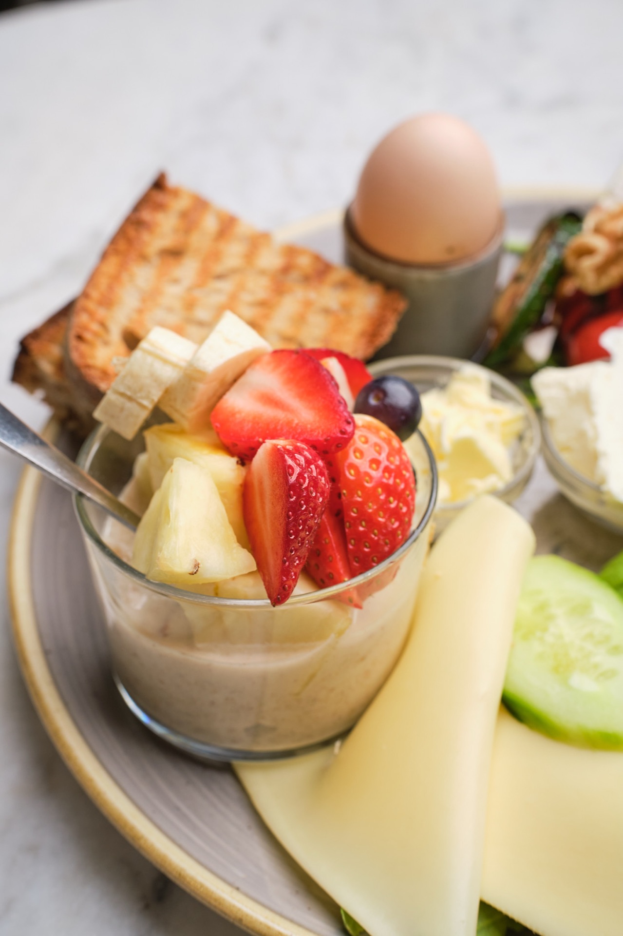 Frühstücksdetail mit Bowl und frischem Obst im Café Miro Berlin