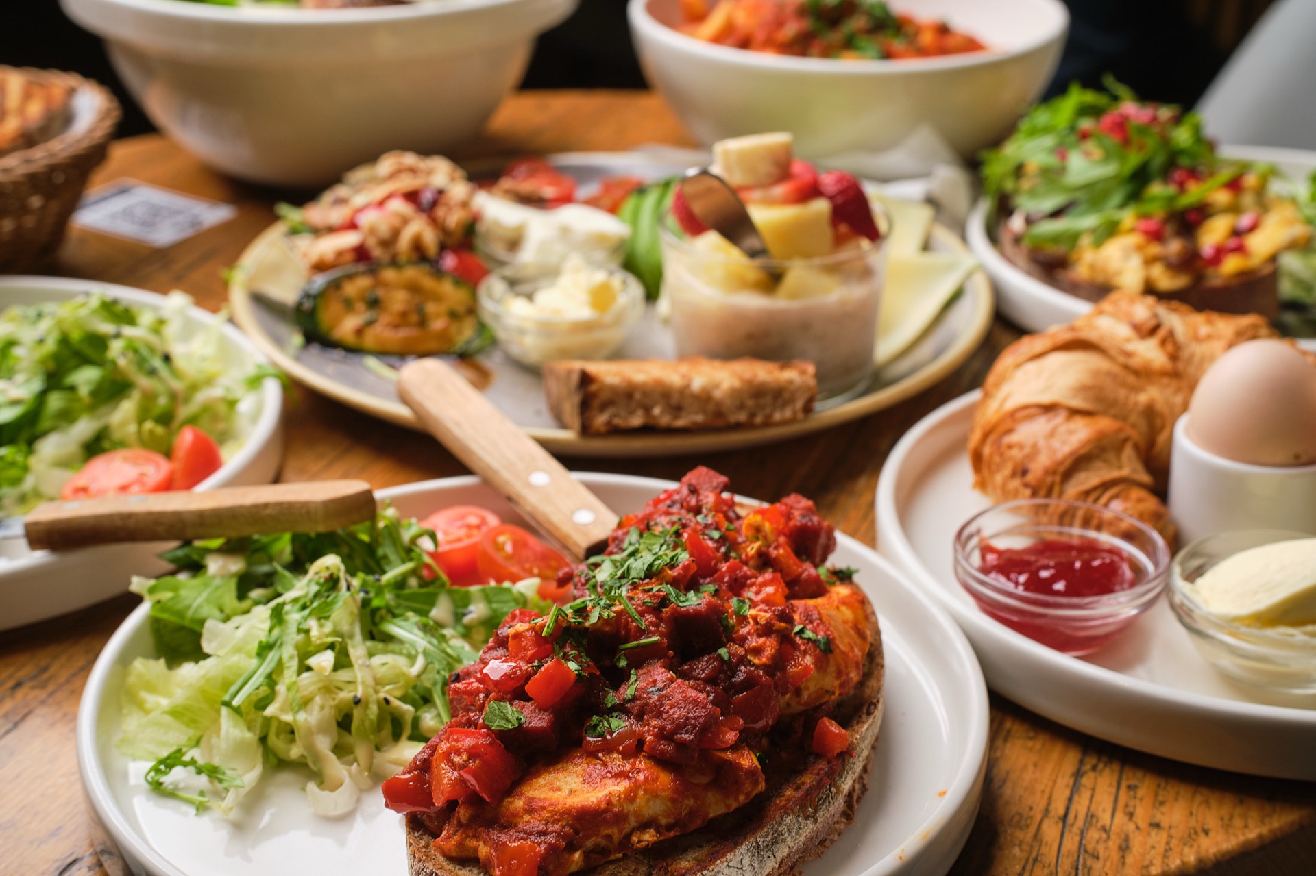Komplett gedeckter Frühstückstisch am Sonntag im Café Miro Berlin