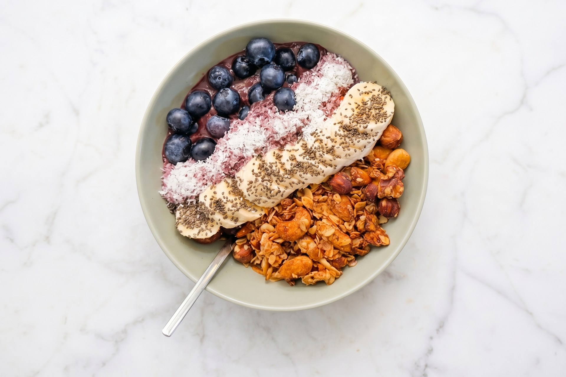 Acai Bowl mit Heidelbeeren, Banane, Granola und Kokosflocken — Café Miro Berlin