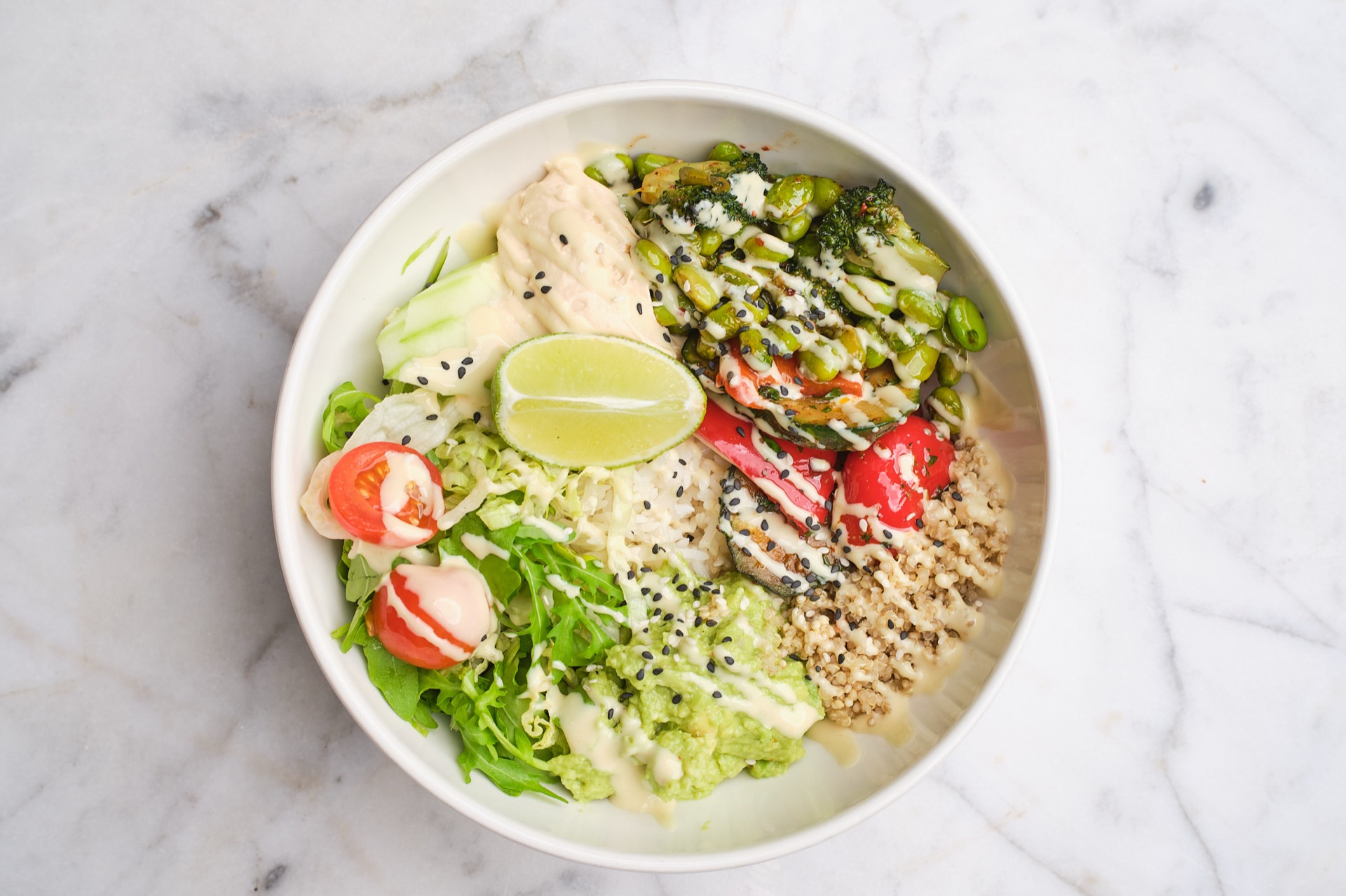 Vegane Power Bowl mit Quinoa und Avocado — Café Miro Berlin