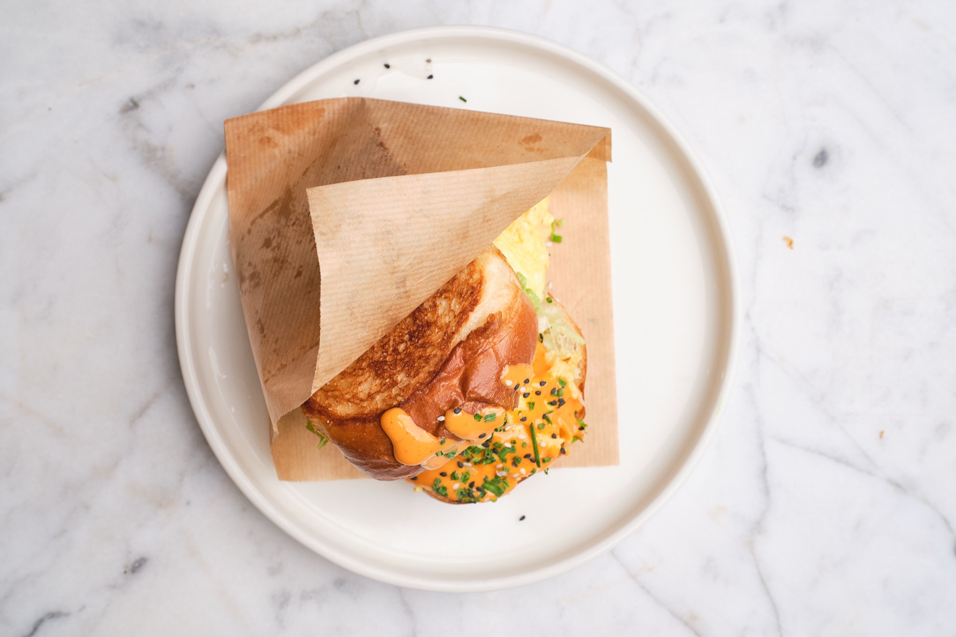 Egg Drop Sandwich mit Rührei, Gouda und Avocado — Café Miro