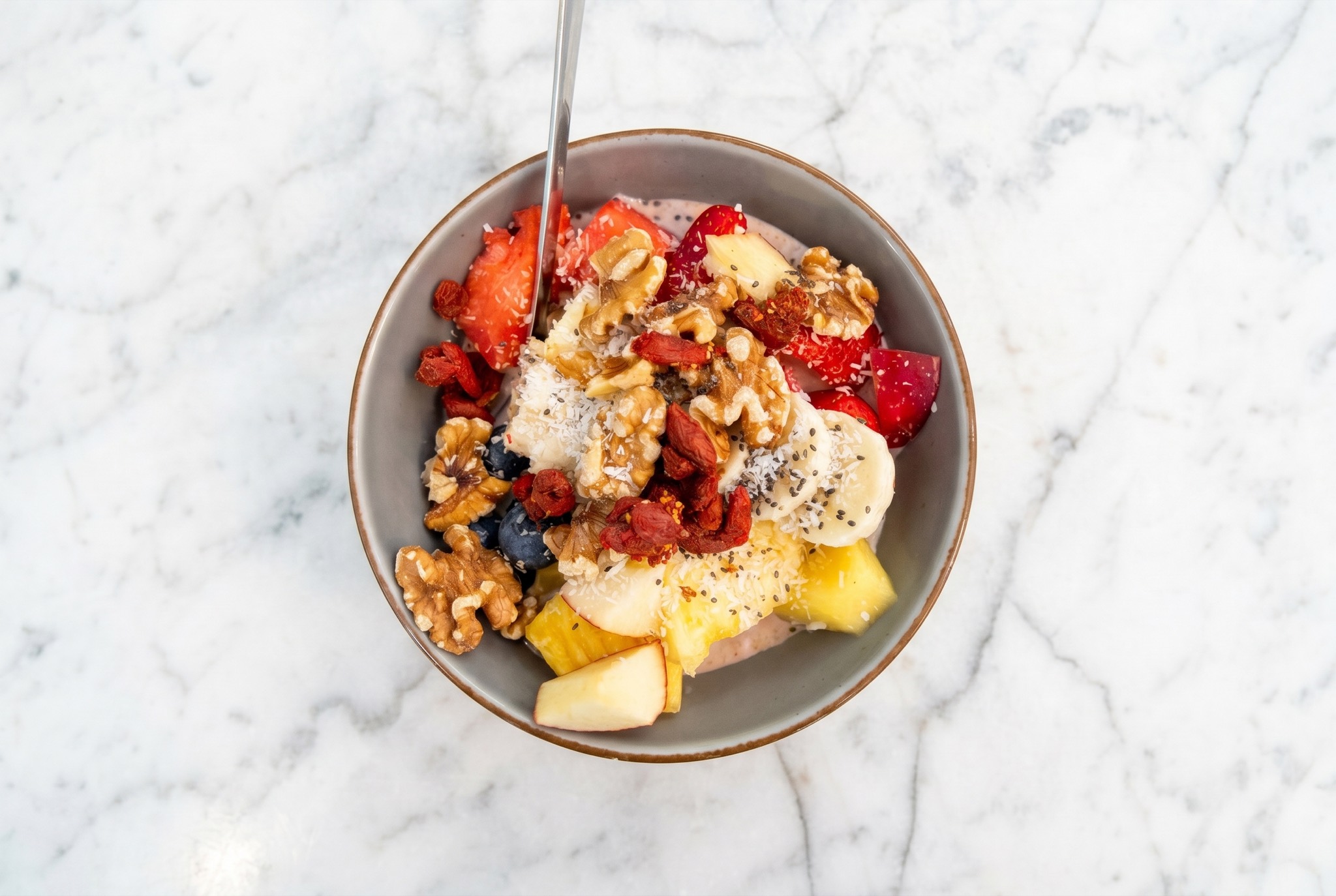 Eiweißschock — Protein-Bowl mit Quark, Beeren, Nüssen & Honig — Café Miro Berlin