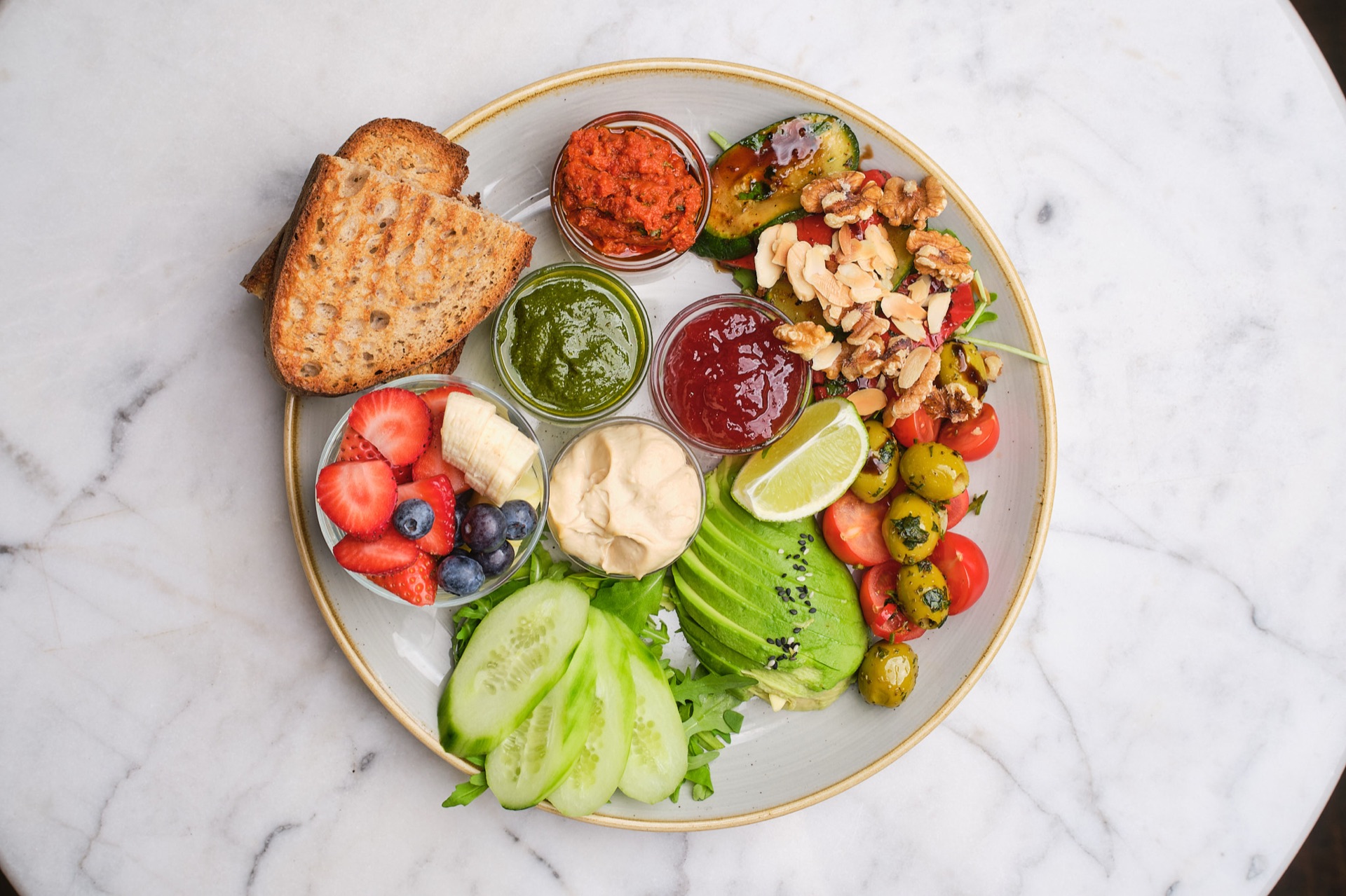 Sonntagsfrühstück im Café Miro — Frühstücksteller mit Bio-Eiern, Avocado und frischem Brot