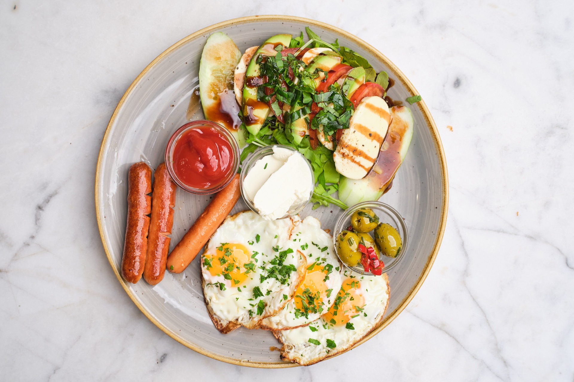 Rührei auf Sauerteig-Stulle — Frühstück im Café Miro Berlin