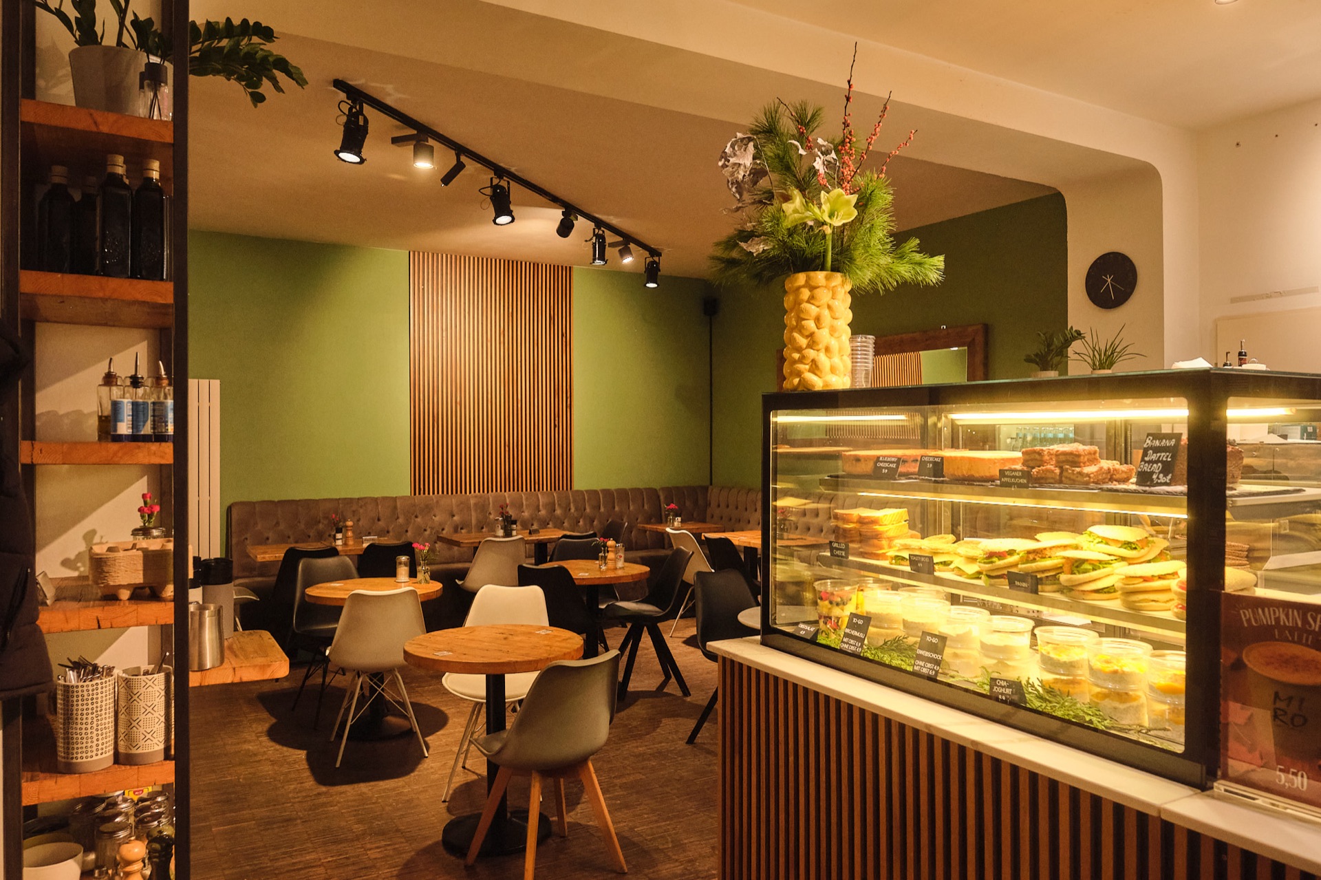 Café Miro Charlottenburg — gemütliches Ambiente beim Wochenend-Brunch