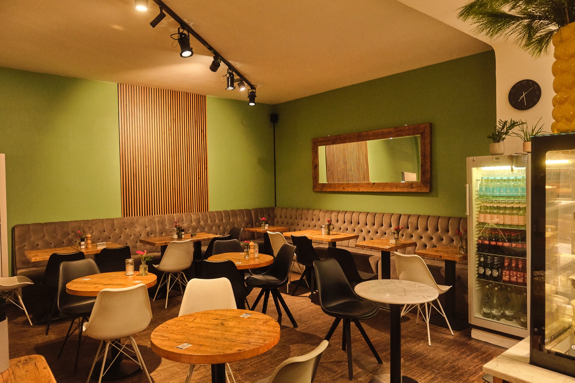 Gemütliche Sitzecke im Café Miro — Kaffeegenuss in Charlottenburg