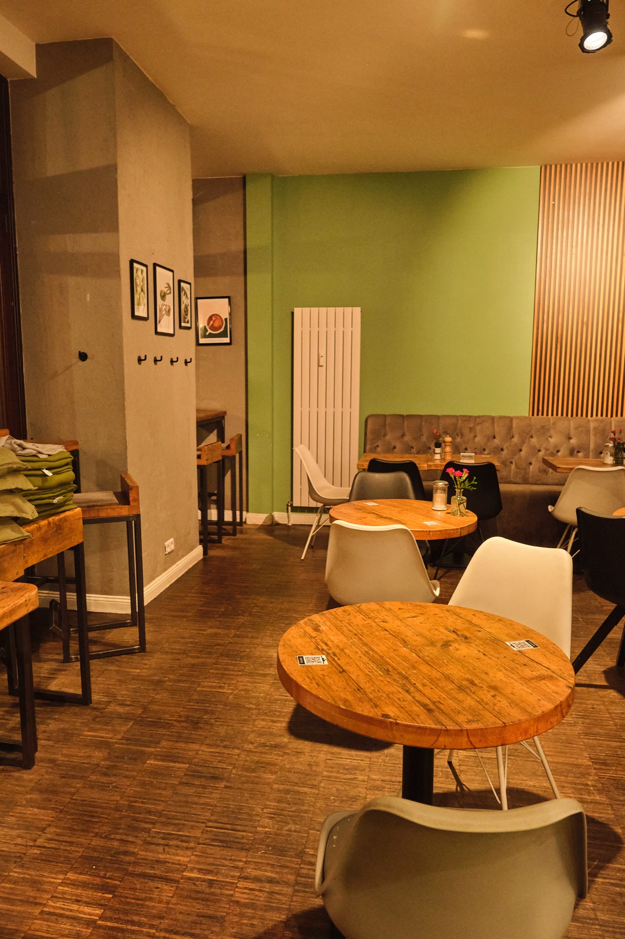 Holztisch im Café Miro Berlin Charlottenburg — gemütliches Ambiente zum Frühstücken