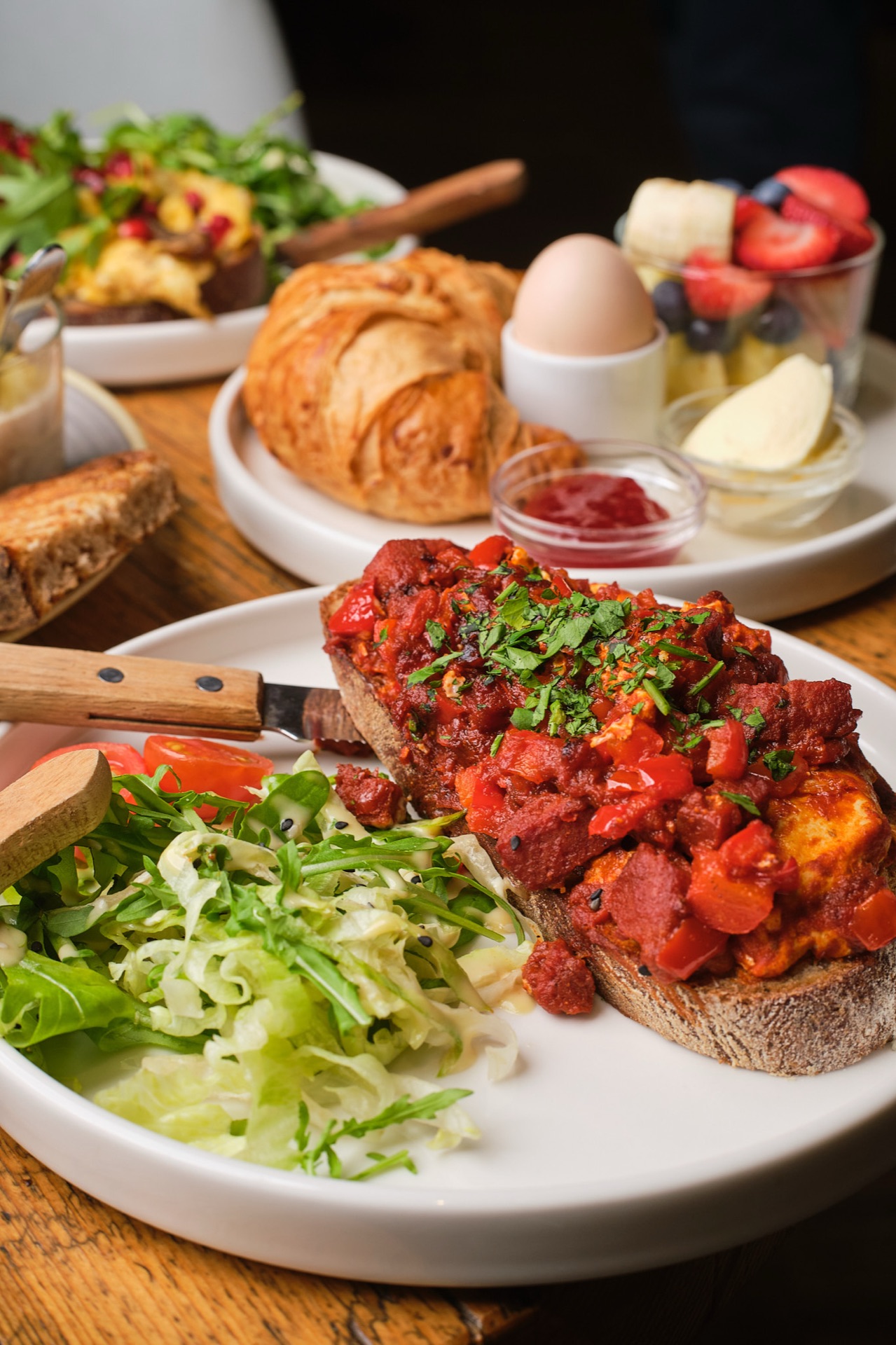 Sucuk-Stulle auf Sauerteigbrot — Frühstück Empfehlung Berlin im Café Miro